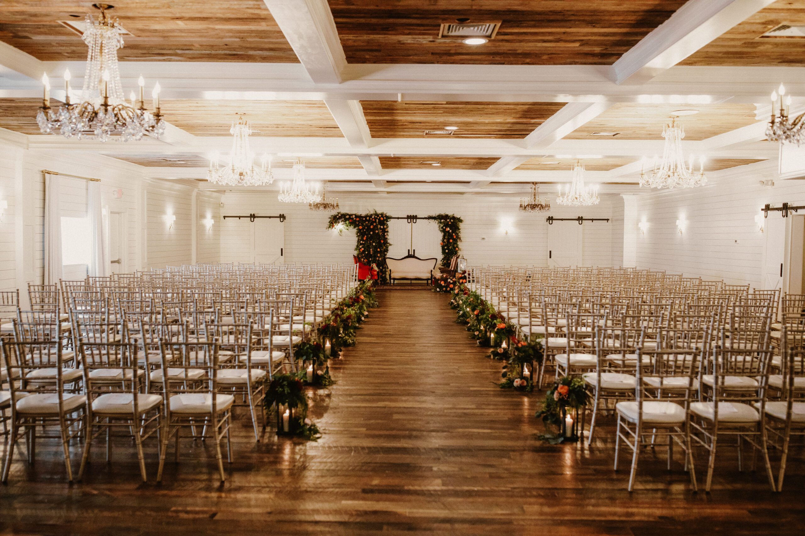 Beautiful large luxurious hall for celebrating the wedding Beautiful large luxurious hall for celebrating the wedding